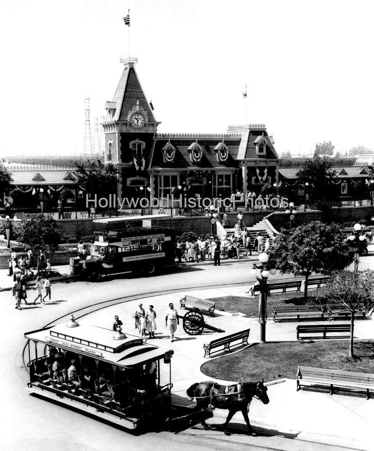 Disneyland 1959 1 Town Square.jpg